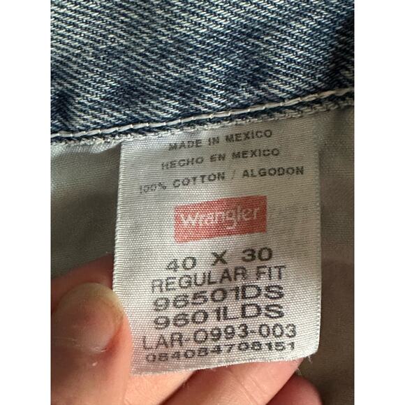 Men’s Wrangler Light Wash ‘Regular Fit’ 100& Cotton Blue Jeans Denim Size 40x30 - Picture 4 of 9